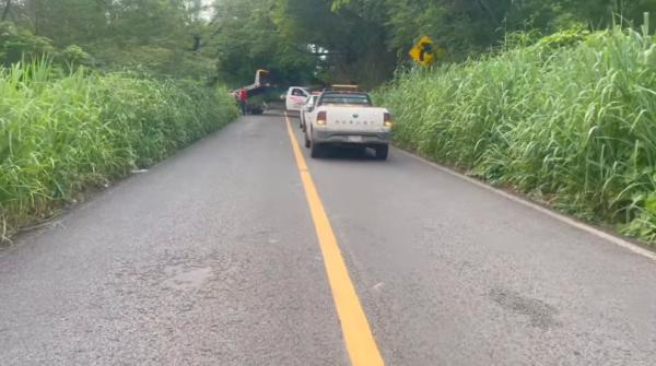 Camioneta cae a barranco en la carretera libre Tepic