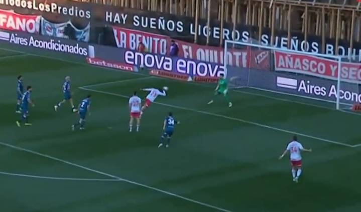 ¿Un "puñito" a lo Diego? Galera y bastón de Lescano y la palomita de López Muñoz para la goleada de Argentinos ante Racing