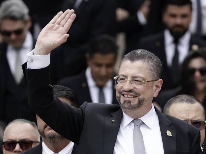 El terremoto político de Costa Rica: legisladores sopesan levantar la inmunidad del presidente Chaves