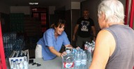 A Rúa reparte agua potable a los vecinos tras los incendios