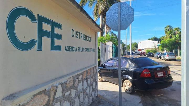 Abuelito bloquea entrada de CFE tras dos meses sin luz y en minutos recuperó su servicio