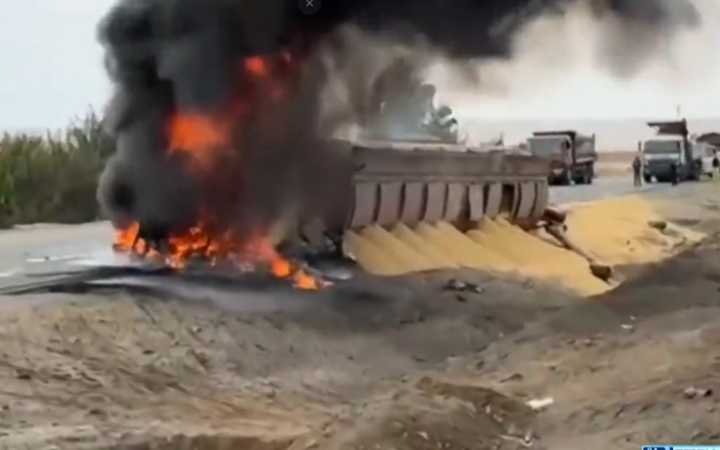 Incendio de tráiler paraliza tránsito en la Panamericana Norte: carga de alimentos para aves quedó regada