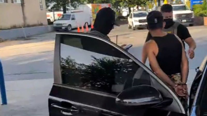 Paré a cargar gasolina y presencié un arresto de ICE. Luego, pasé días buscando a Samuel, el hombre detenido