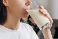 ¿Tomar leche realmente fortalece los huesos?