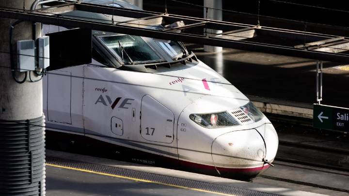 Suspendida la línea de AVE Madrid - Andalucía tras el incendio de un tren en Ciudad Real