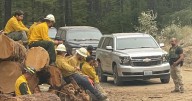 Dos bomberos apagaban un incendio en EU; son mexicanos. Ahí mismo los arrestaron