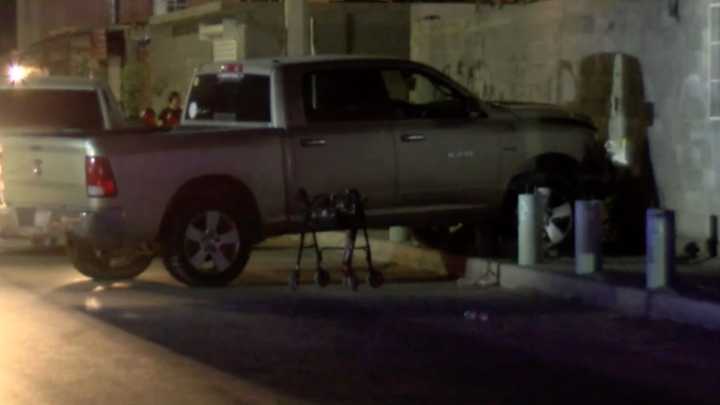 Abuelito en Silla de Ruedas Muere Tras Impactar una Camioneta Contra Casa en Ciudad Juárez