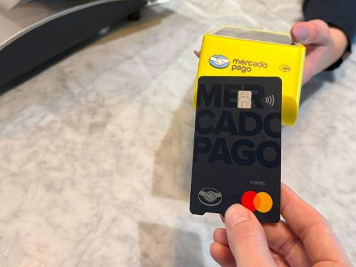 Antes de convertirse en banco, Mercado Pago pone primera y lanza su tarjeta de crédito