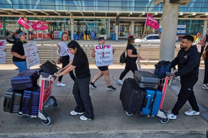 'Very stressful': Travellers scramble as Air Canada flights resume after strike ends
