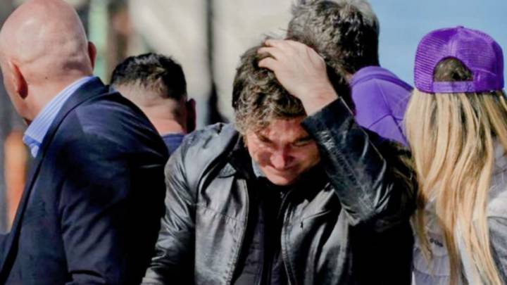 Apedrearon la caravana de Milei en Lomas de Zamora y Espert debió retirarse en moto