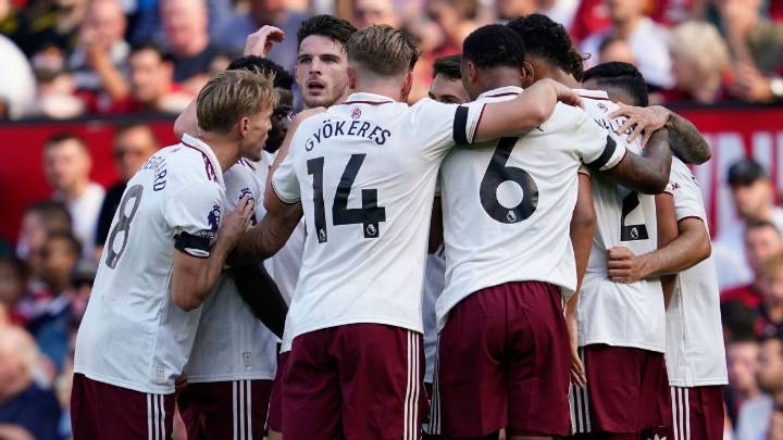 A Arsenal le alcanzó con ganar un córner para frustrar a un mejorado Manchester United en su debut en la Premier