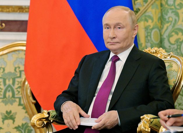 Kremlin says Vladimir Putin will meet Donald Trump for summit on Ukraine