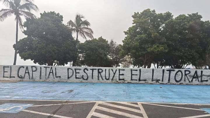 Nuevas pintadas en la playa de Las Teresitas: “El capital destruye el litoral”