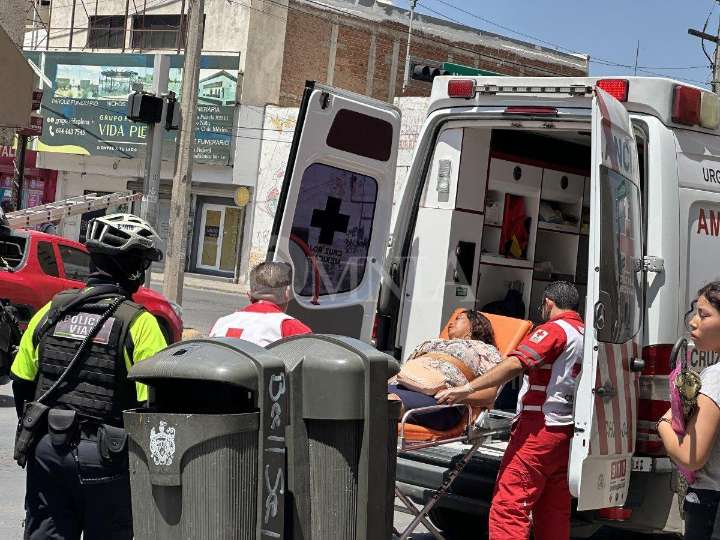 Mujer sufre crisis nerviosa mientras esperaba el camión en la Niños Héroes