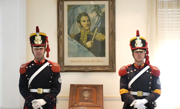 Granaderos en la ciudad por el 175 aniversario del fallecimiento del Gral San Martín