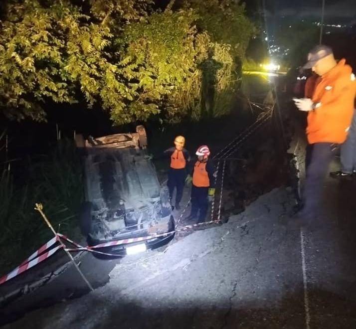 Tres lesionados tras volcamiento en falla de borde en La Machirí