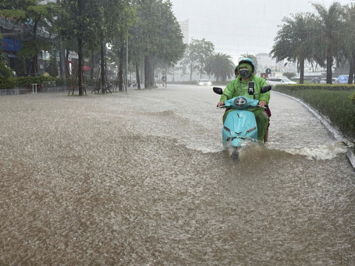 Fuertes lluvias azotan partes del sudeste asiático tras el paso de tormenta tropical en Vietnam