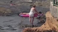 Masaje en la Playa de La Jaca, Arico: la escena que sorprende en Tenerife