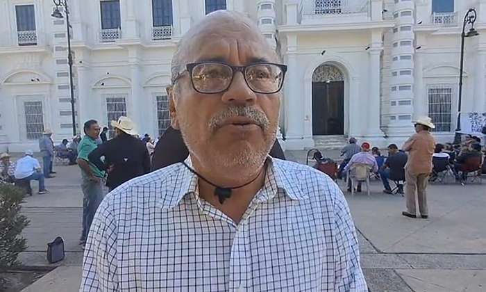 Exconcesionarios del transporte reclaman pago; Realizan plantón en Palacio de Gobierno