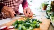 Comer bien en la vejez es clave para mantener la fuerza e independencia, según nutricionista