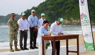 Se compromete Huatulco a tener playas limpias y libres de plásticos de un solo uso