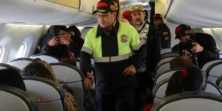 Llega un vuelo de repatriación desde Bolivia con 59 venezolanos: 20 son menores