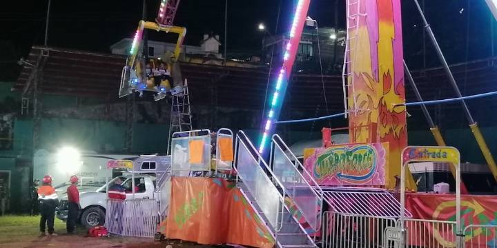 Falla juego mecánico en Feria de Zacatlán; al menos hay 16 personas atrapadas