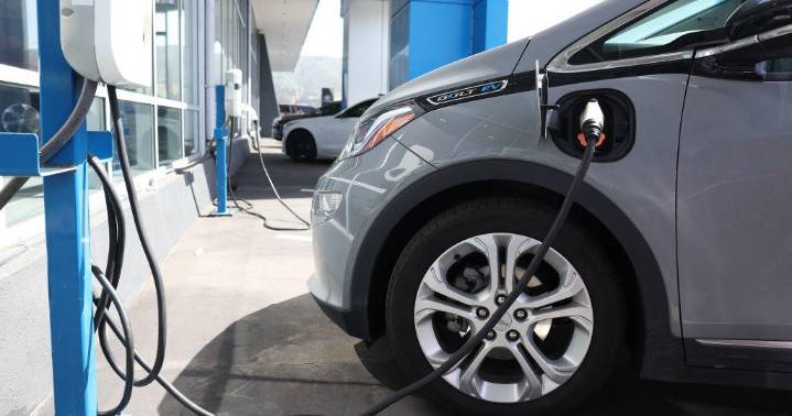 How experts say a new EPA proposal could shift U.S. auto makers' strategy on EVs