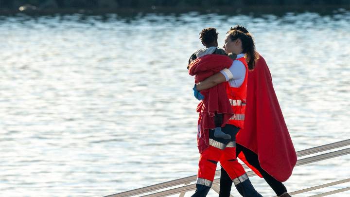 El Gobierno realizará este lunes el primer traslado de menores a la península desde Canarias