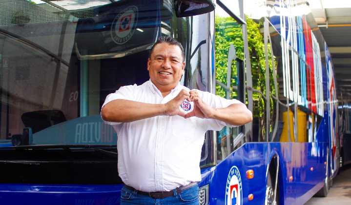 Gabriel Gudiño, el conductor del autobús de Cruz Azul que presume su amistad con Tomás Boy y Enrique Meza