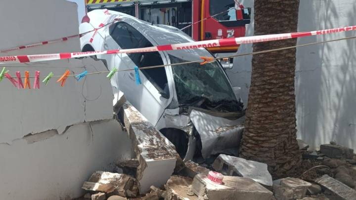 Un coche destroza una vivienda en Canarias tras estrellarse en ella