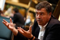 Cesan a ministro chileno de Agricultura en medio de diferencias por elección parlamentaria