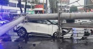 Auto termina aplastado tras la caída de un espectacular en Tlalnepantla, Edomex