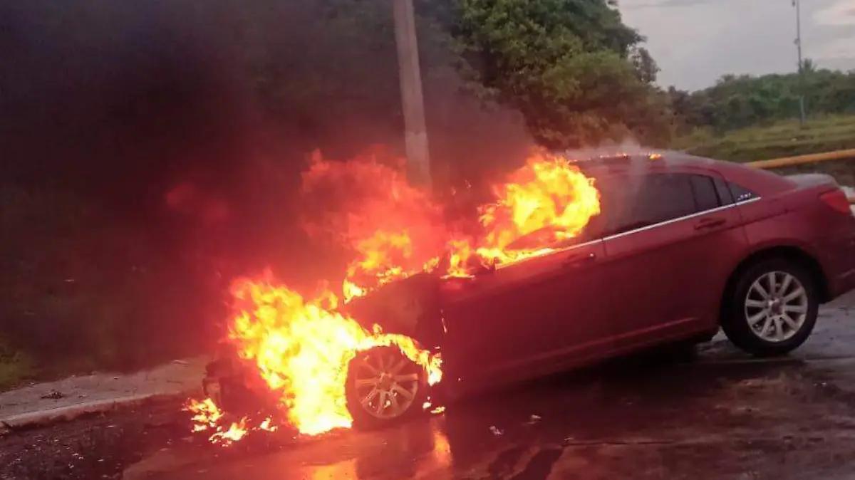 ¡Arde en segundos! Auto se incendia en Ciudad Madero y causa alarma en Miramápolis