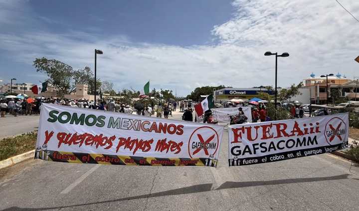 Manifestación por playas libres bloquea el acceso a Tulum