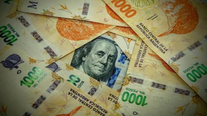 El gobierno dio precisiones sobre cómo seguirán las bandas del dólar y reconoció que el aumento de tasas podría impactar en el consumo