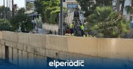 Aguas de Calpe retira el agua estancada en el cauce de la Calle La Niña para evitar los malos olores