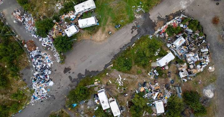 Edinburgh locals slam fire chiefs for ignoring 'fly tipping' blazes at traveller site