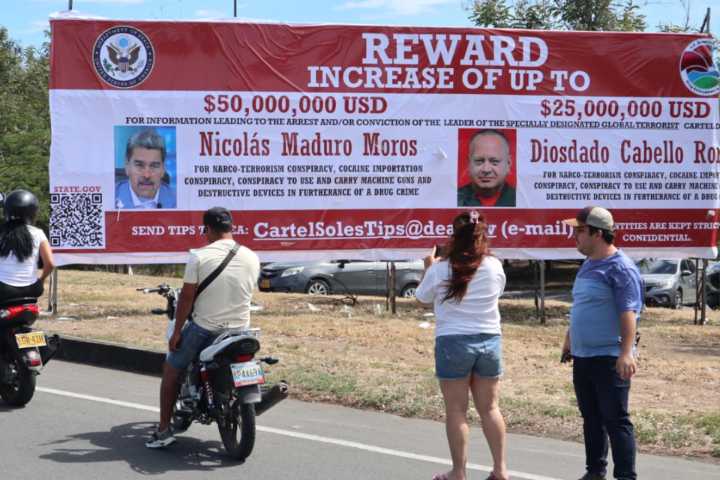 Instalan valla con recompensa por Nicolas Maduro y Diosdado Cabello en la frontera