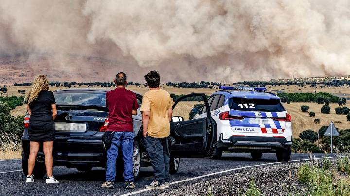 Sánchez habla con los presidentes de Galicia, Castilla y León, Extremadura y Asturias sobre los incendios