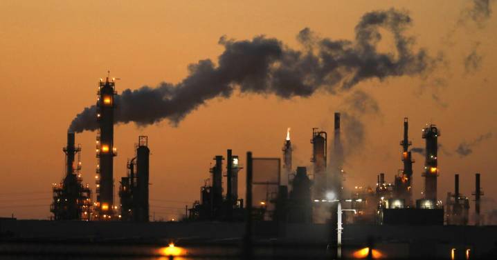 Newsom’s push to reduce fossil fuels is clashing with California’s thirst for gasoline