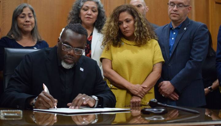 Mayor Johnson signs 'Protecting Chicago Initiative' in attempt to safeguard city from federal agents, troops