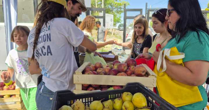 El Frutazo cruza el puente: la feria universitaria de alimentos llega por primera vez a Cipolletti