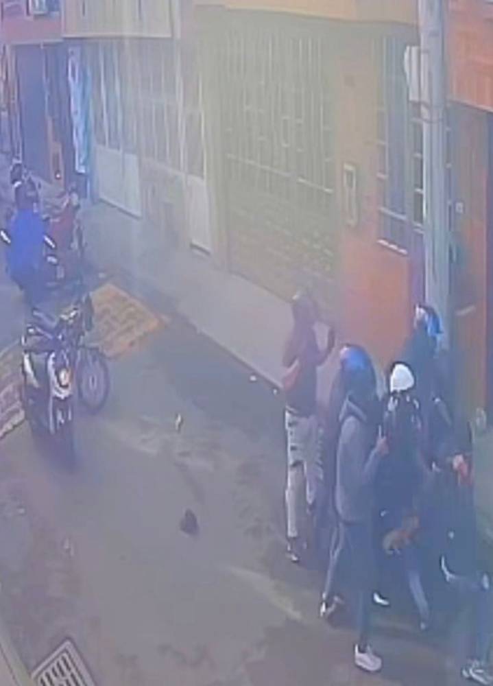 MOTOCICLISTAS ATACAN BRUTALMENTE A MECÁNICO
