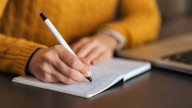 Escribir “la profe” está mal: cuál es la abreviatura correcta de profesora, según la RAE