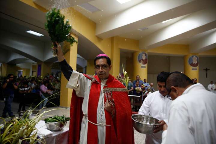 Arzobispo salvadoreño pide a EE.UU. detener persecución contra los migrantes