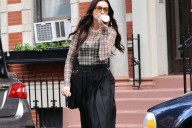 Anne Hathaway con falda de colegiala (sin acortar) ya es el mejor momento de moda del otoño 2025