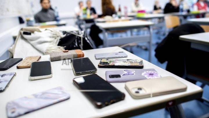 Georgia will ban cellphones in K-8 classrooms starting in 2026