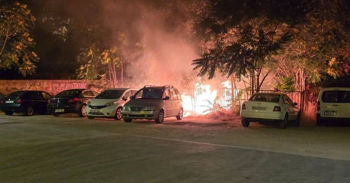 Varios coches afectados por un incendio junto a la plaza de toros de Salamanca
