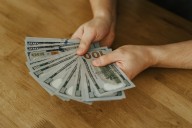 “Lo máximo que he ganado hasta ahora son 50 dólares”: Invierte 1 dólar en lotería de Carolina del Norte y queda atónito cuando descubre que ganó más de 400 mil dólares